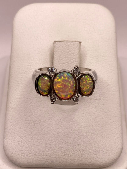 Anillo de Plata Ley 925 con Ópalo de Fuego Triple y Zirconias Diseño Elegante, vista frontal