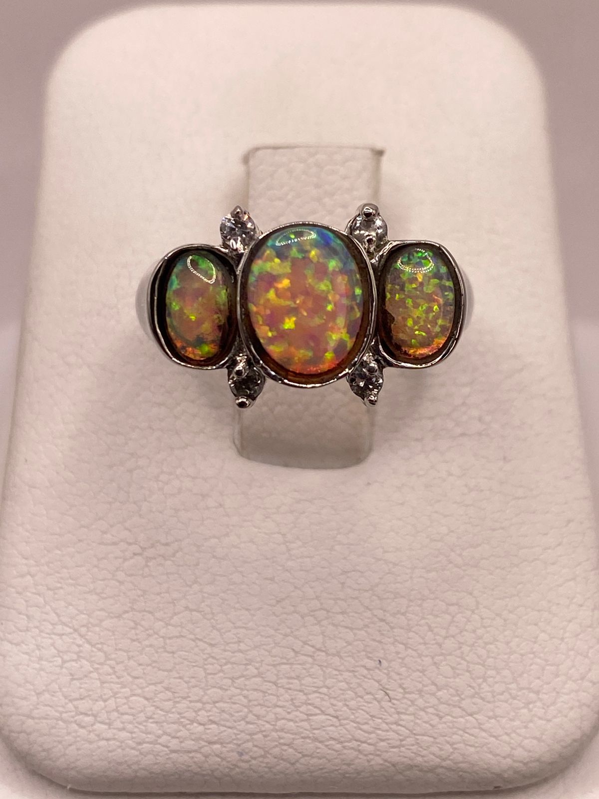 Anillo de Plata Ley 925 con Ópalo de Fuego Triple y Zirconias Diseño Elegante, sello de autenticidad Plata Ley .925