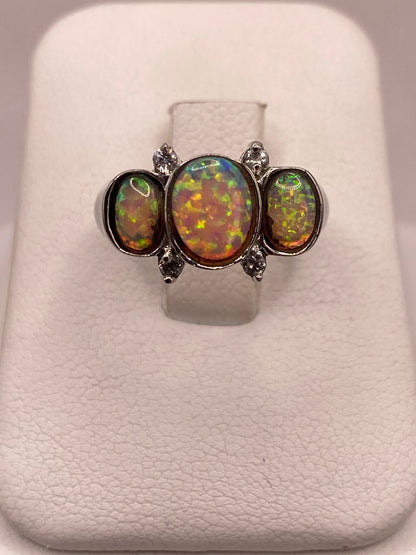 Anillo de Plata Ley 925 con Ópalo de Fuego Triple y Zirconias Diseño Elegante, sello de autenticidad Plata Ley .925