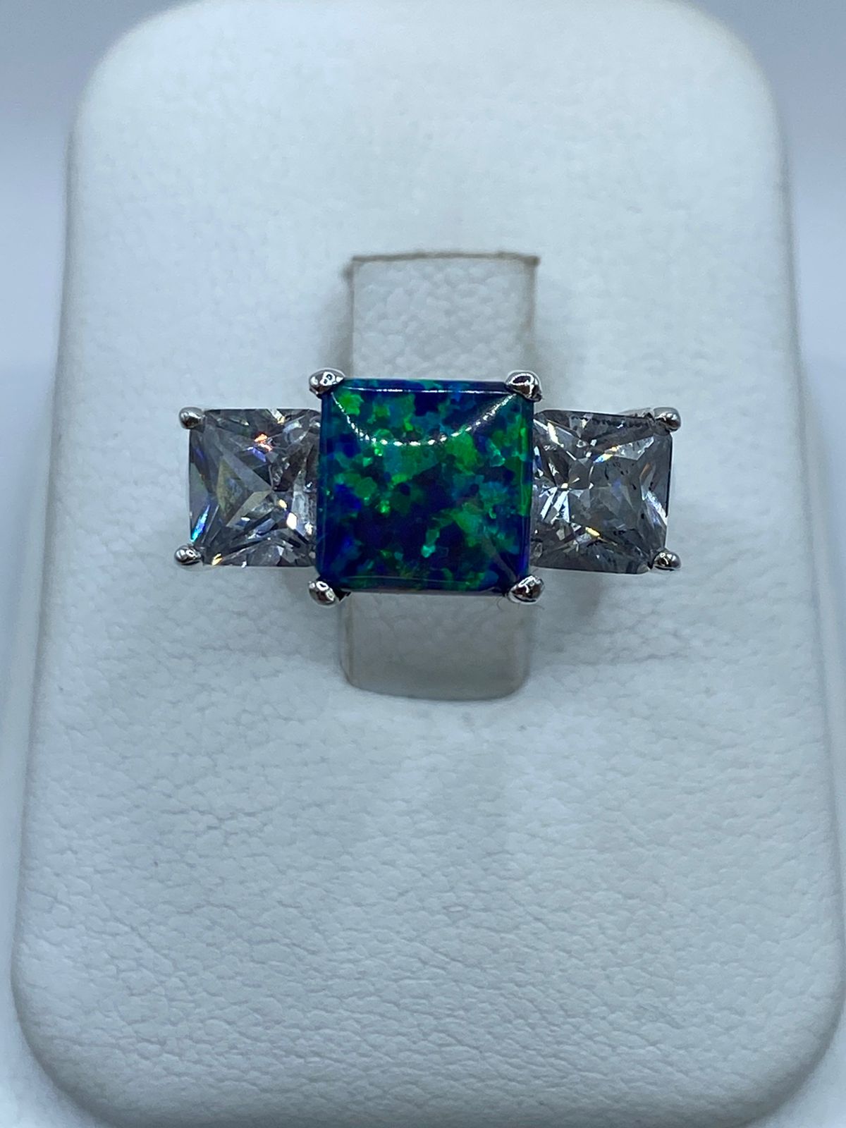 Anillo de Plata Ley 925 con Ópalo de Fuego y Zirconia — ángulo diagonal