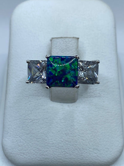 Anillo de Plata Ley 925 con Ópalo de Fuego y Zirconia — ángulo diagonal