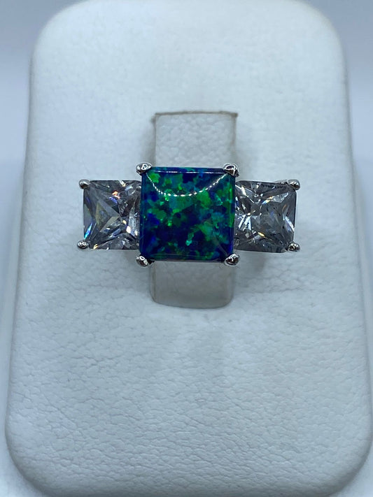 Anillo de Plata Ley 925 con Ópalo de Fuego y Zirconia — ángulo diagonal