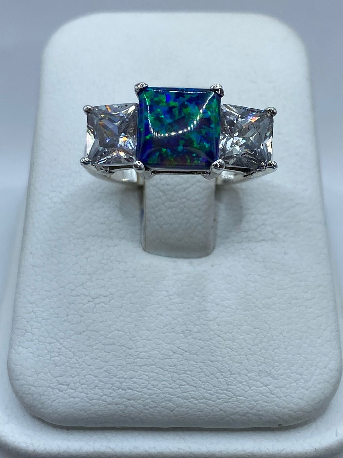 Anillo de Plata Ley 925 con Ópalo de Fuego y Zirconia, vista de detalle