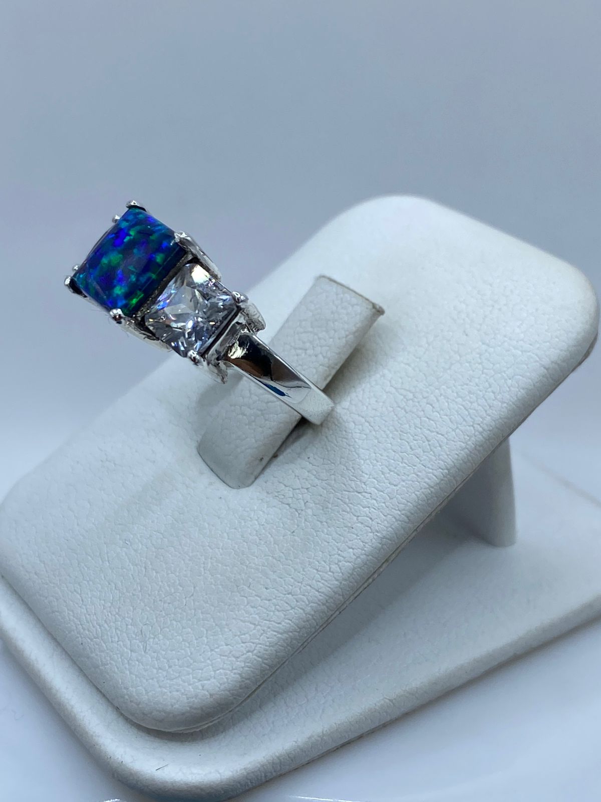 Anillo de Plata Ley 925 con Ópalo de Fuego y Zirconia, vista lateral