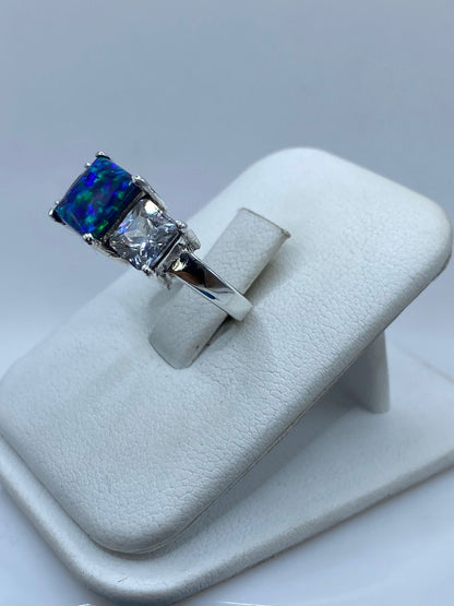 Anillo de Plata Ley 925 con Ópalo de Fuego y Zirconia, vista lateral