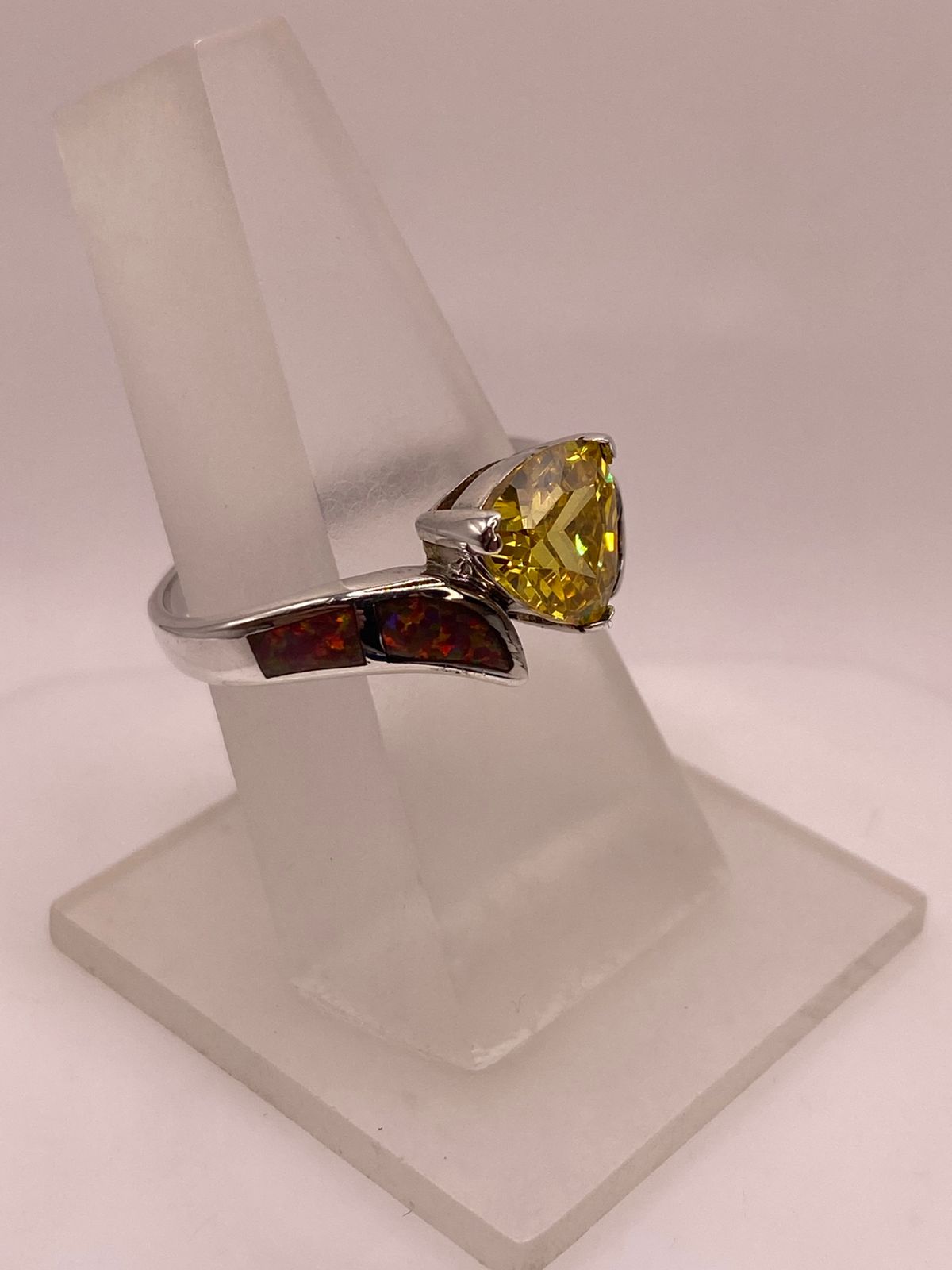 Anillo de Plata Ley 925 con Ópalo de Fuego, Zirconias y Piedra Amarilla, vista frontal