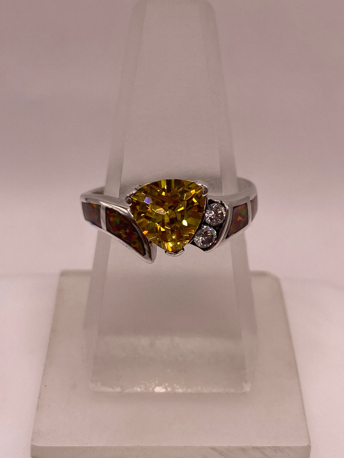 Anillo de Plata Ley 925 con Ópalo de Fuego, Zirconias y Piedra Amarilla — ángulo diagonal
