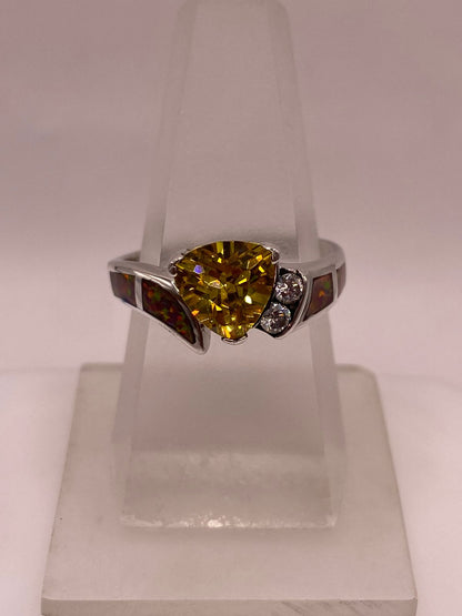 Anillo de Plata Ley 925 con Ópalo de Fuego, Zirconias y Piedra Amarilla — ángulo diagonal