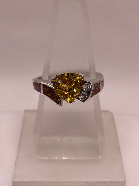 Anillo de Plata Ley 925 con Ópalo de Fuego, Zirconias y Piedra Amarilla — ángulo diagonal