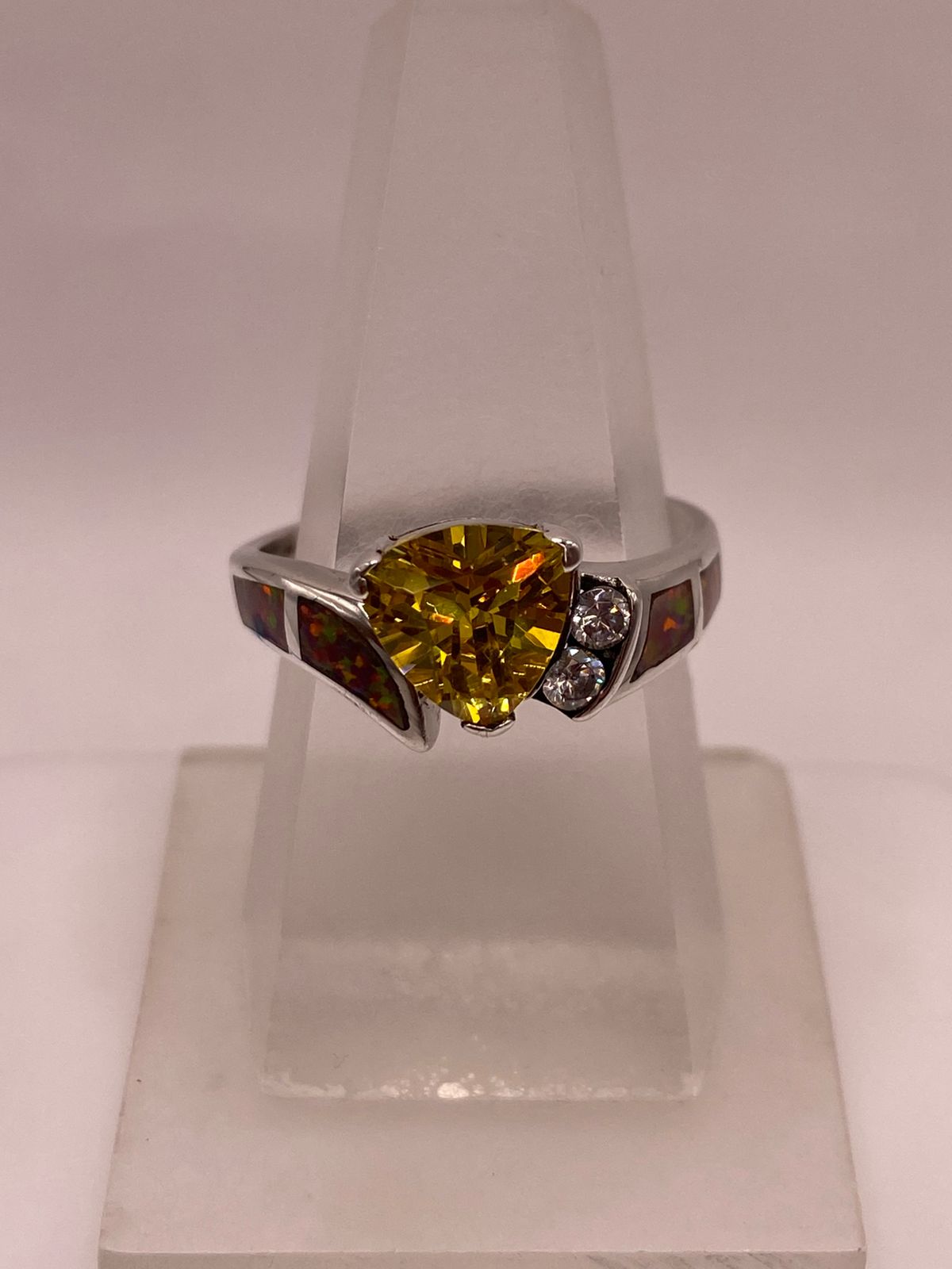 Anillo de Plata Ley 925 con Ópalo de Fuego, Zirconias y Piedra Amarilla, vista lateral