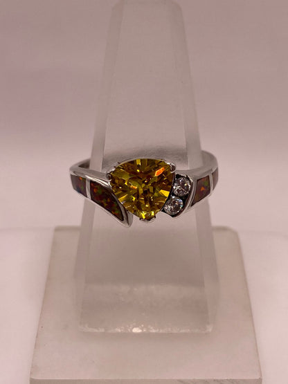 Anillo de Plata Ley 925 con Ópalo de Fuego, Zirconias y Piedra Amarilla, vista lateral