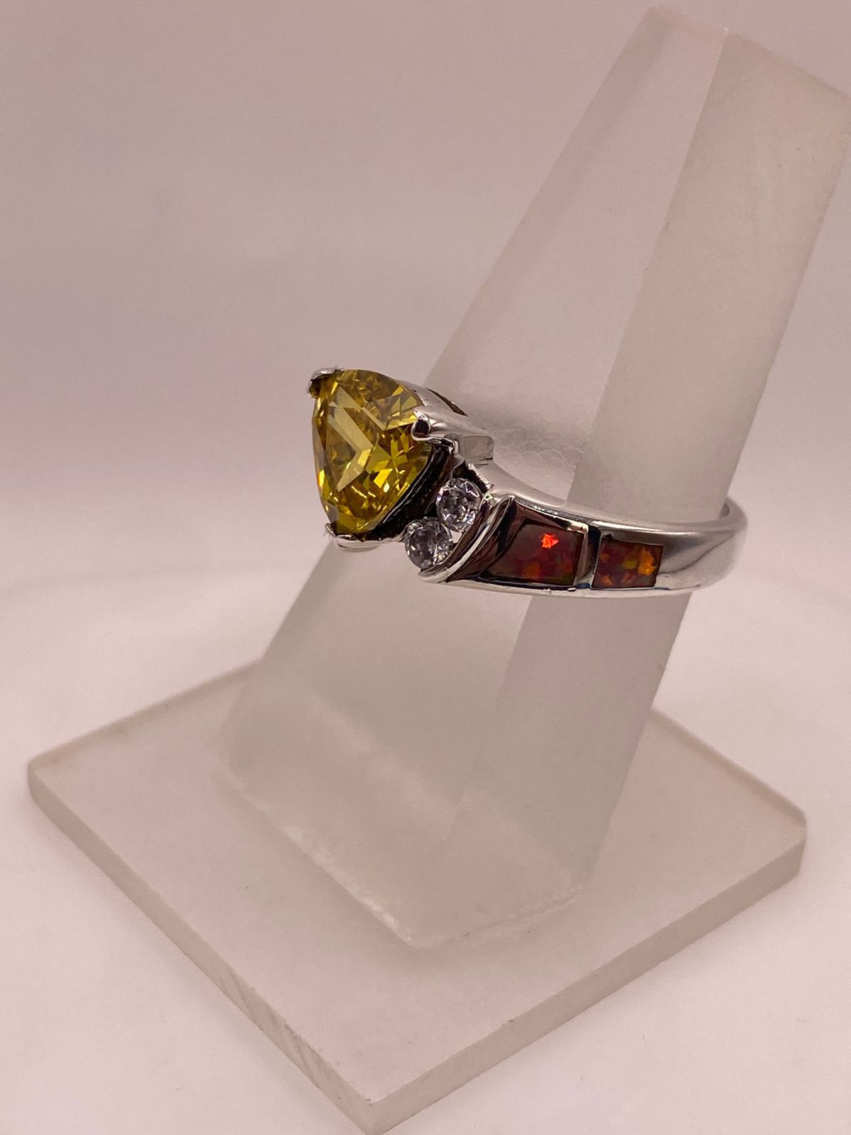 Anillo de Plata Ley 925 con Ópalo de Fuego, Zirconias y Piedra Amarilla, vista de detalle