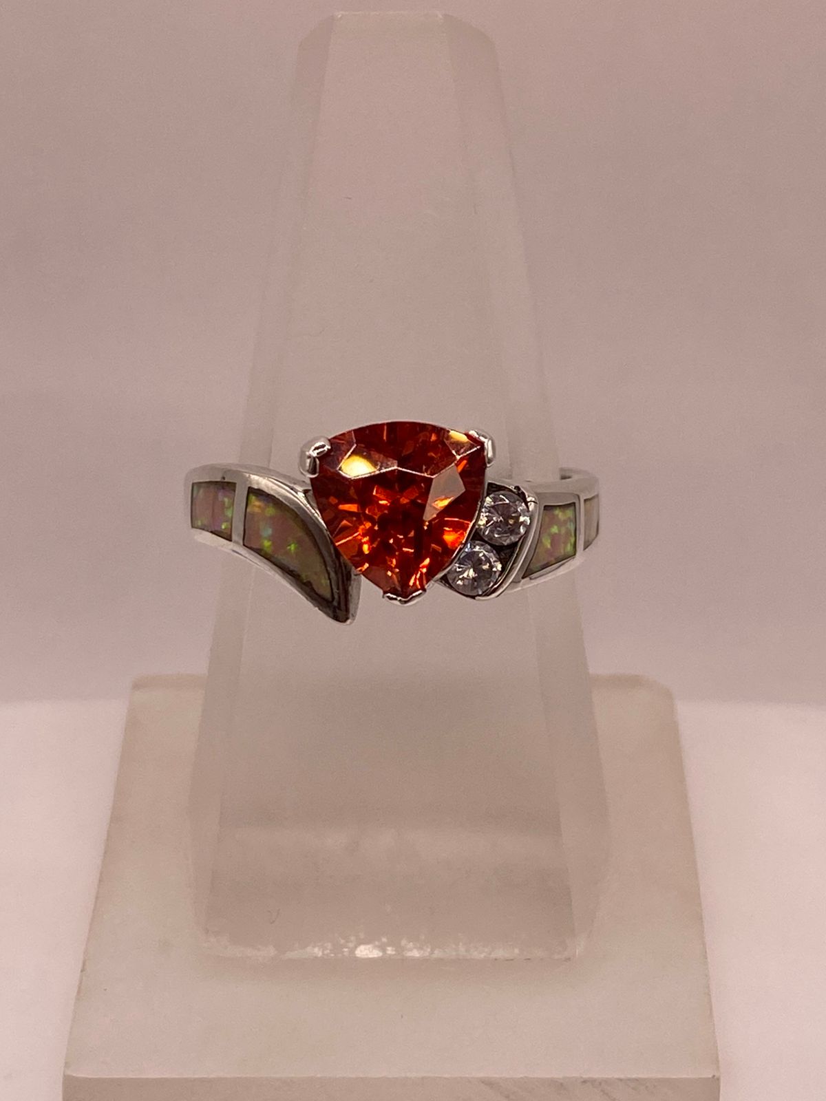 Anillo de Plata Ley 925 con Ópalo de Fuego, Zirconias y Piedra Central Naranja en báscula mostrando peso