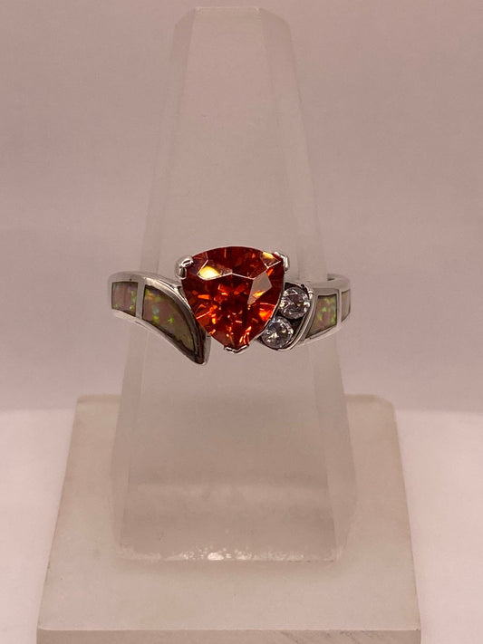 Anillo de Plata Ley 925 con Ópalo de Fuego, Zirconias y Piedra Central Naranja en báscula mostrando peso