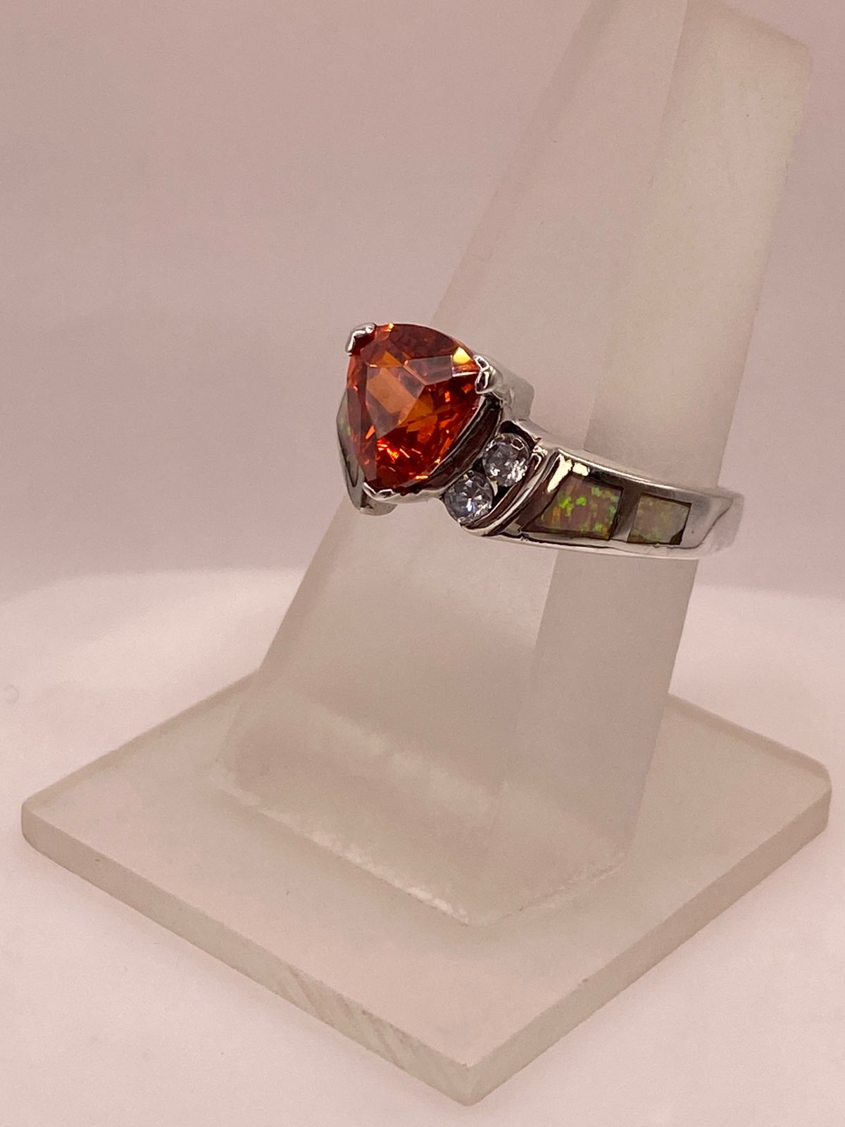 Anillo de Plata Ley 925 con Ópalo de Fuego, Zirconias y Piedra Central Naranja, vista de detalle