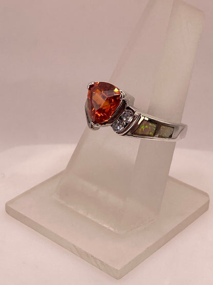 Anillo de Plata Ley 925 con Ópalo de Fuego, Zirconias y Piedra Central Naranja, vista de detalle