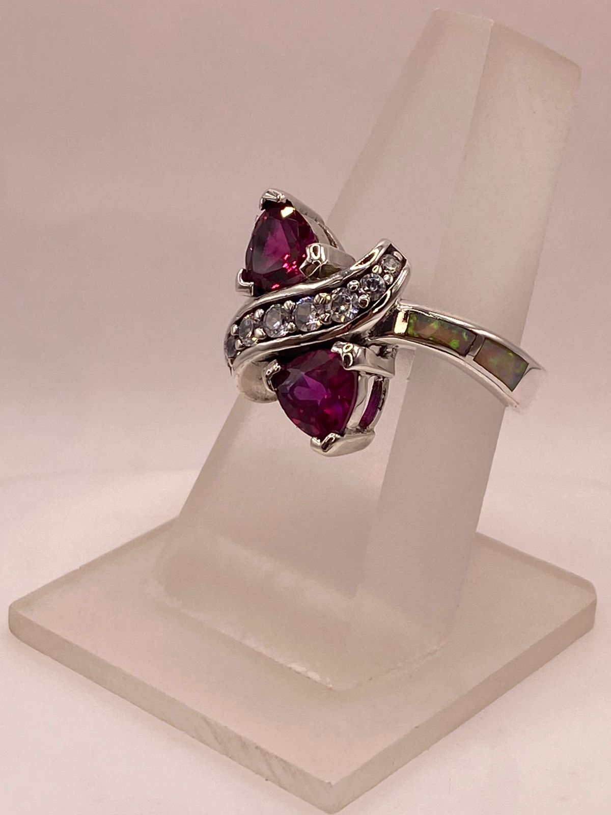 Anillo de Plata Ley 925 con Ópalo de Fuego, Zirconias y Piedras Fucsia, vista frontal