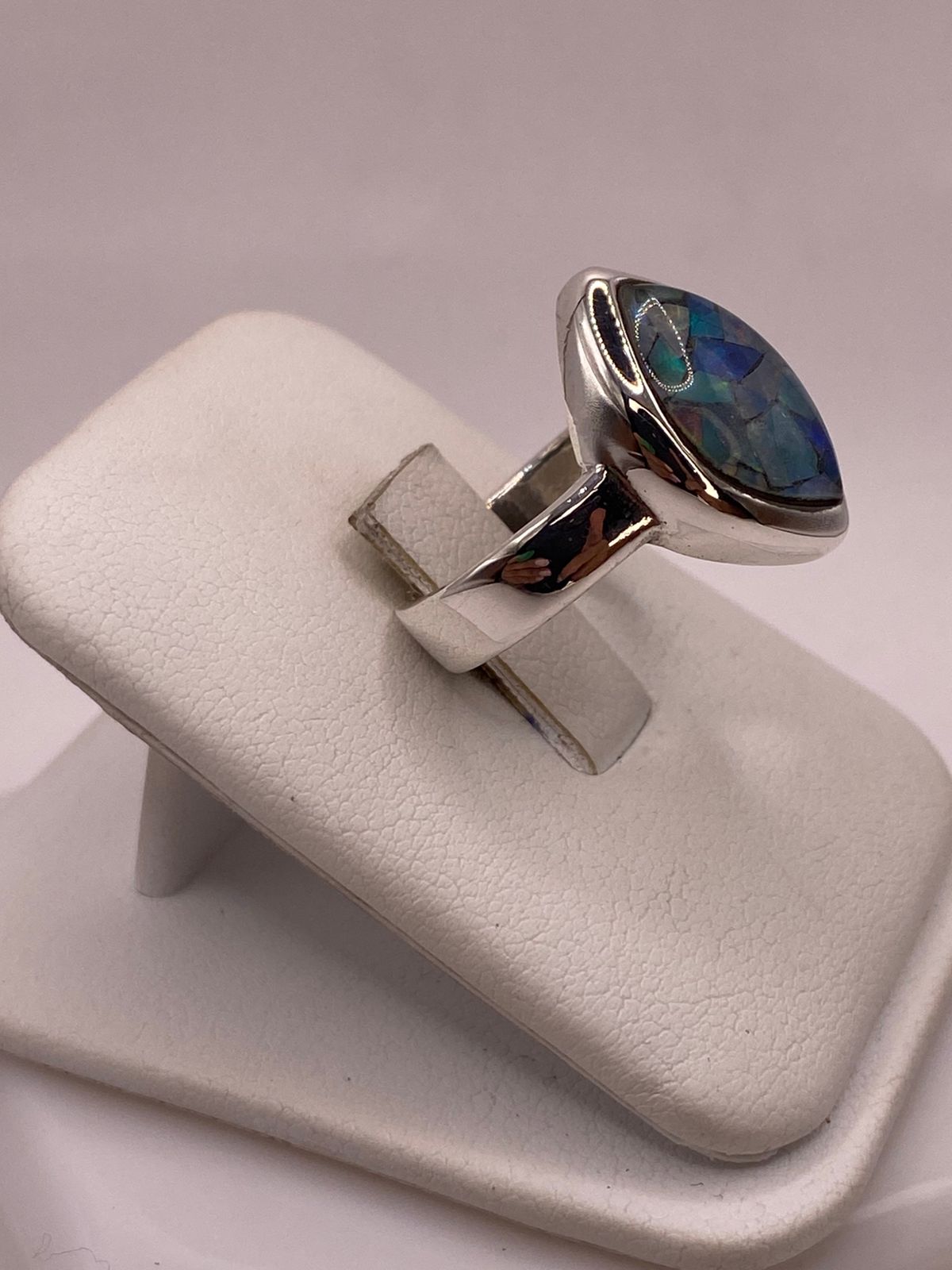 Anillo de Plata Ley 925 con Ópalo Mosaico, vista lateral