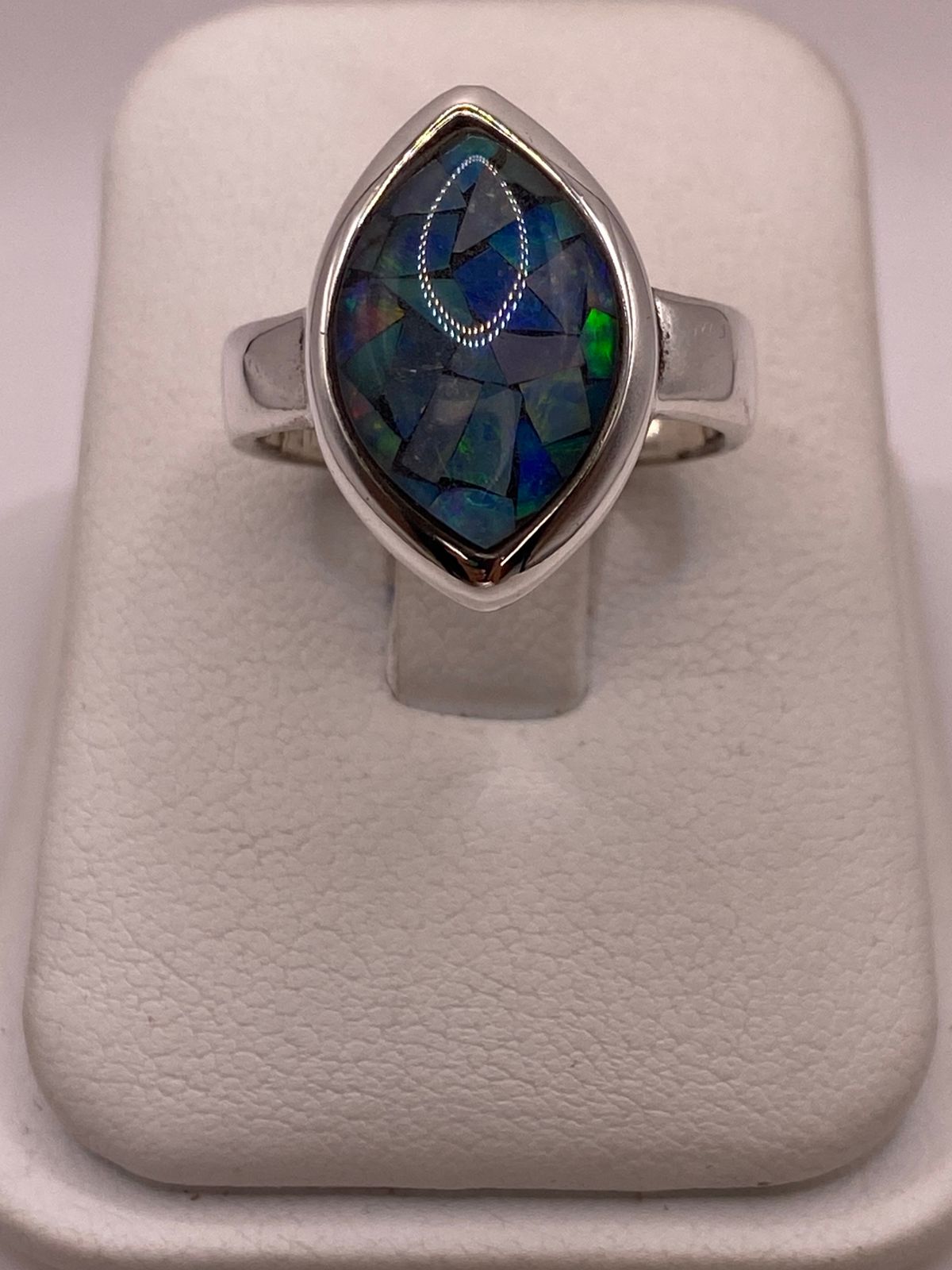 Anillo de Plata Ley 925 con Ópalo Mosaico en báscula mostrando peso