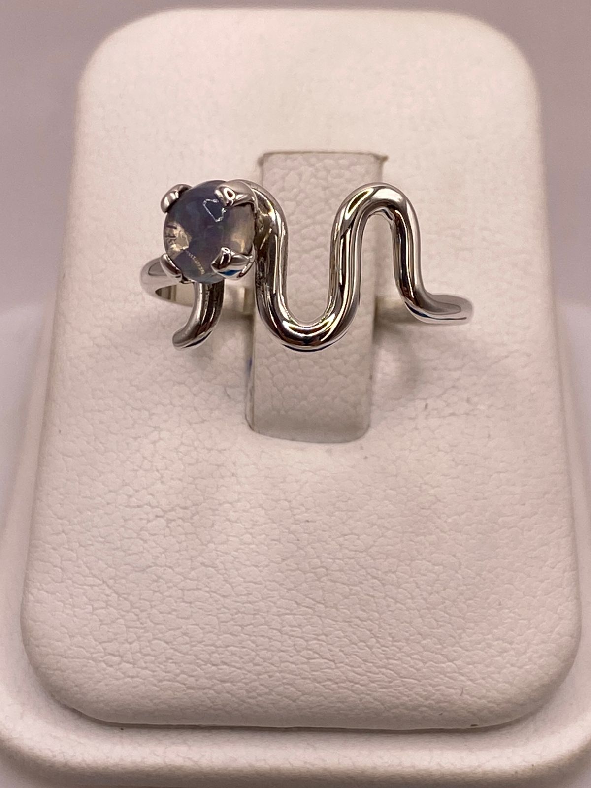 Anillo de Plata Ley 925 con Ópalo Natural — detalle de acabado