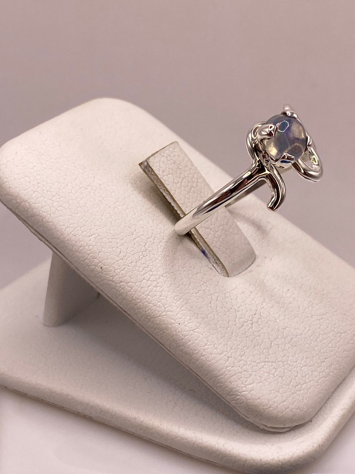 Anillo de Plata Ley 925 con Ópalo Natural, vista lateral