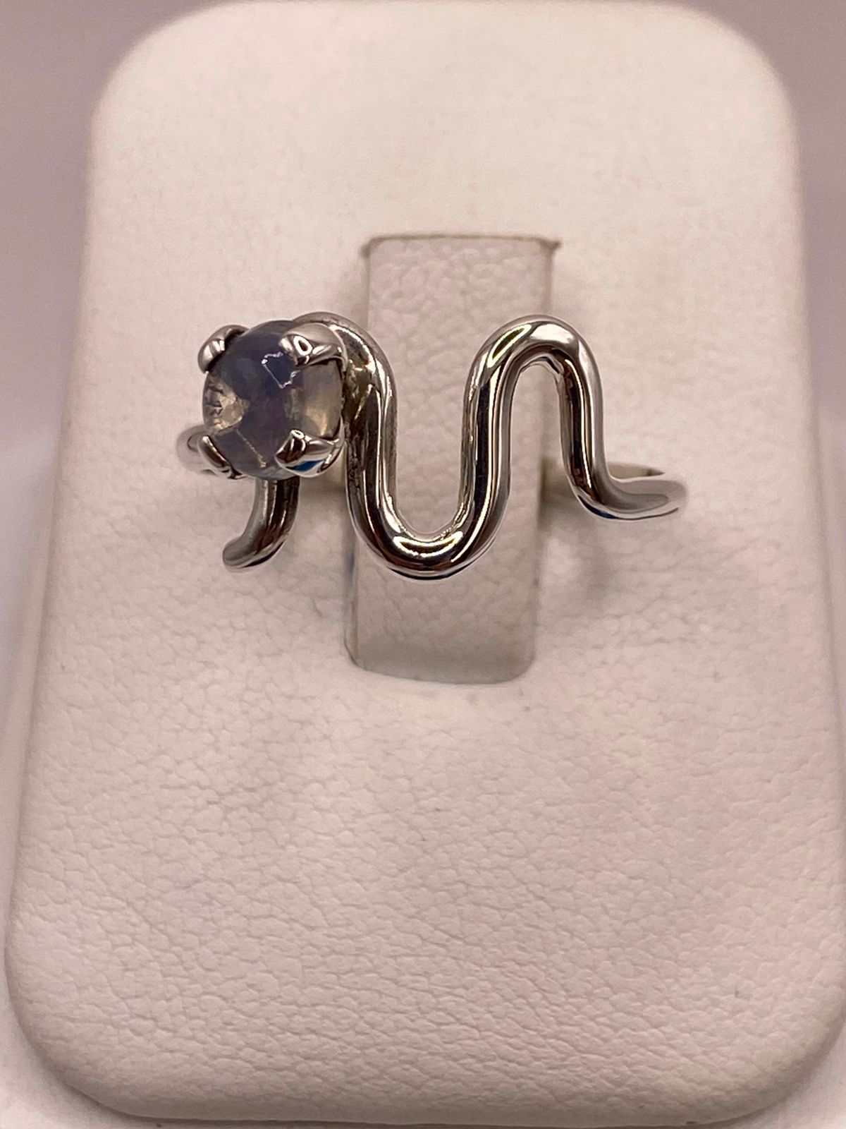 Anillo de Plata Ley 925 con Ópalo Natural — detalle de acabado