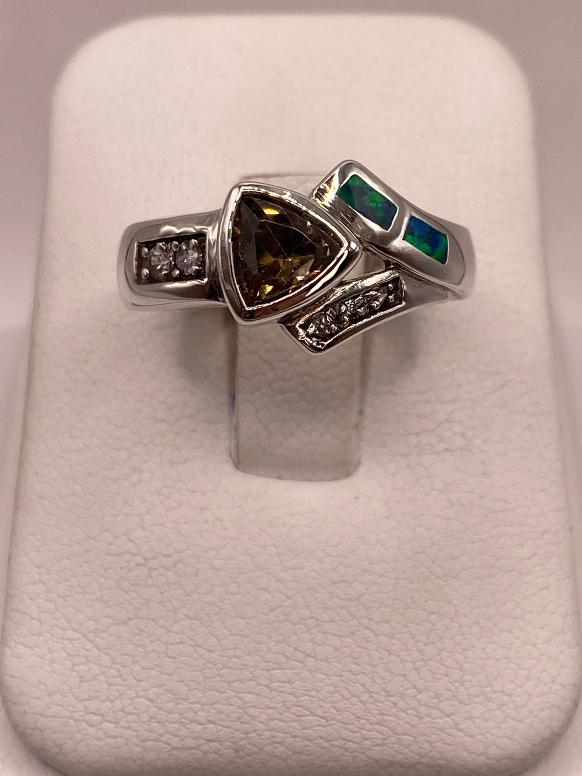 Anillo de Plata Ley 925 con Ópalo y Zirconia Color Champagne Diseño Moderno — detalle de acabado