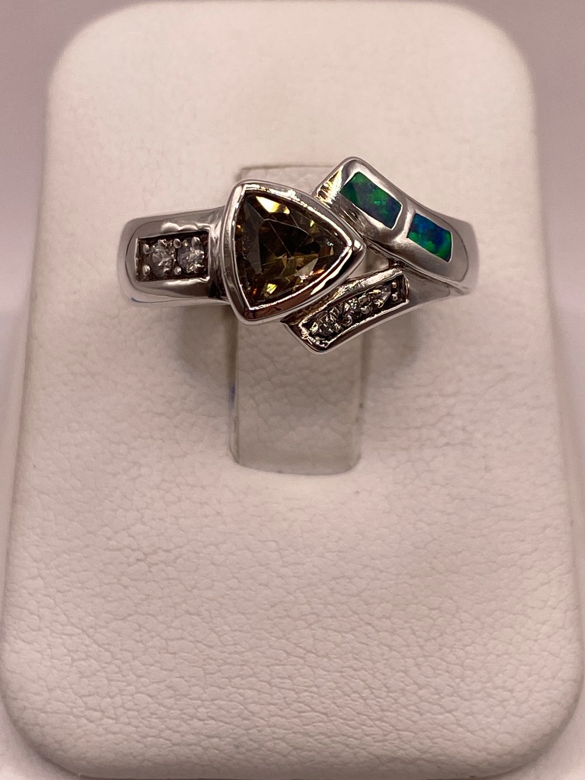 Anillo de Plata Ley 925 con Ópalo y Zirconia Color Champagne Diseño Moderno, vista de detalle
