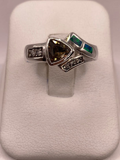 Anillo de Plata Ley 925 con Ópalo y Zirconia Color Champagne Diseño Moderno, vista de detalle