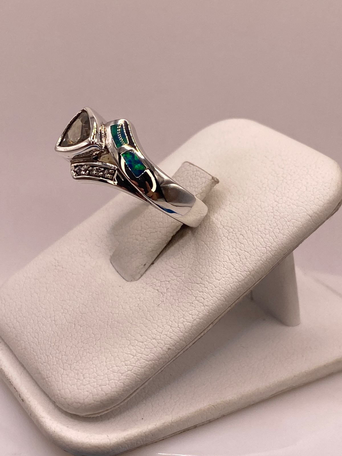Anillo de Plata Ley 925 con Ópalo y Zirconia Color Champagne Diseño Moderno, vista lateral