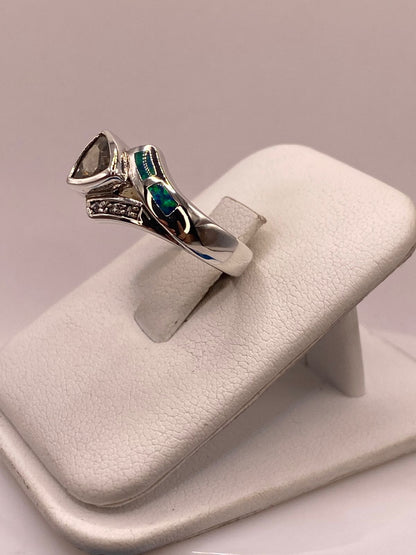 Anillo de Plata Ley 925 con Ópalo y Zirconia Color Champagne Diseño Moderno, vista lateral