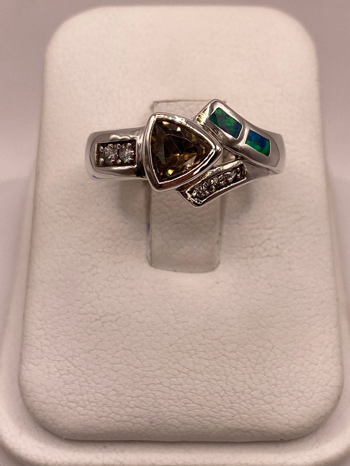 Anillo de Plata Ley 925 con Ópalo y Zirconia Color Champagne Diseño Moderno, vista frontal