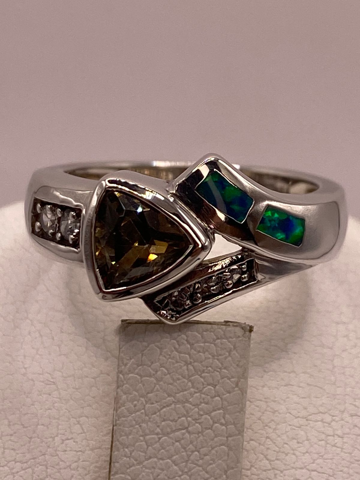Anillo de Plata Ley 925 con Ópalo y Zirconia Color Champagne Diseño Moderno, vista posterior