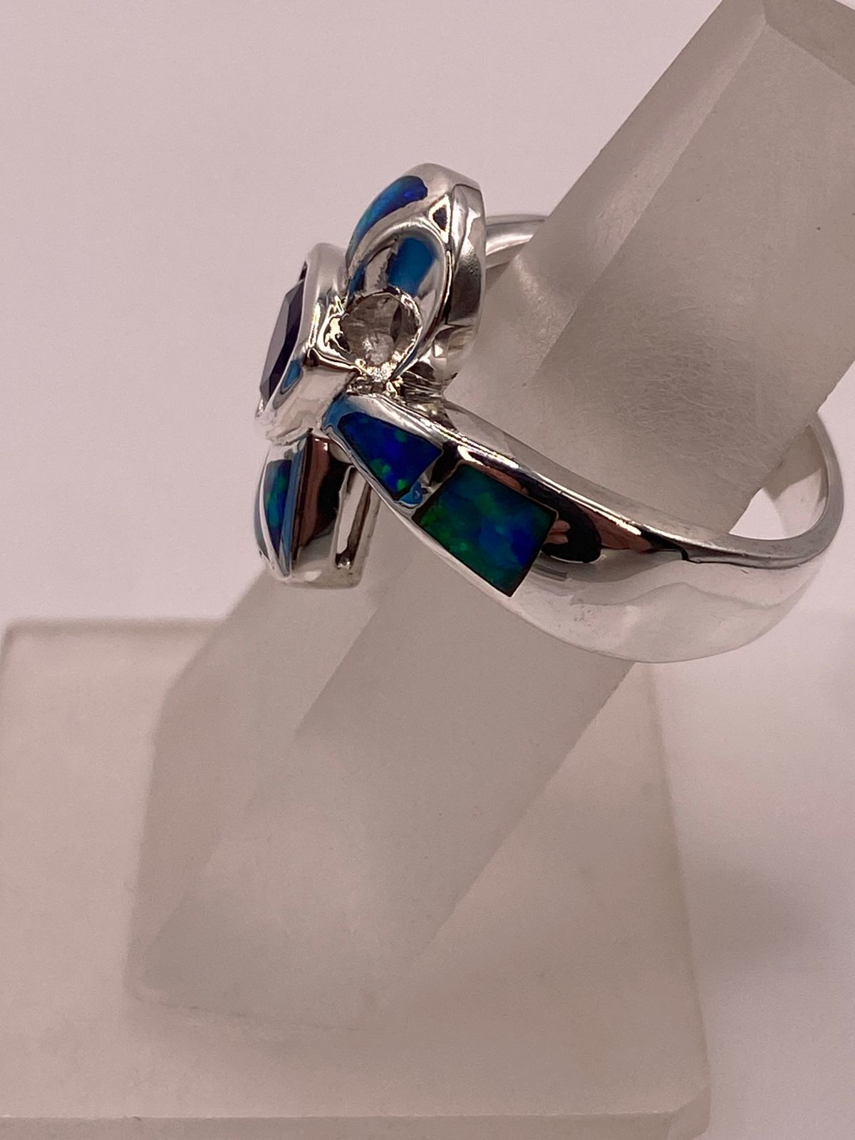 Anillo de Plata Ley 925 con Ópalo y Zirconia Morada Diseño Tipo Cruz Moderna, vista de detalle
