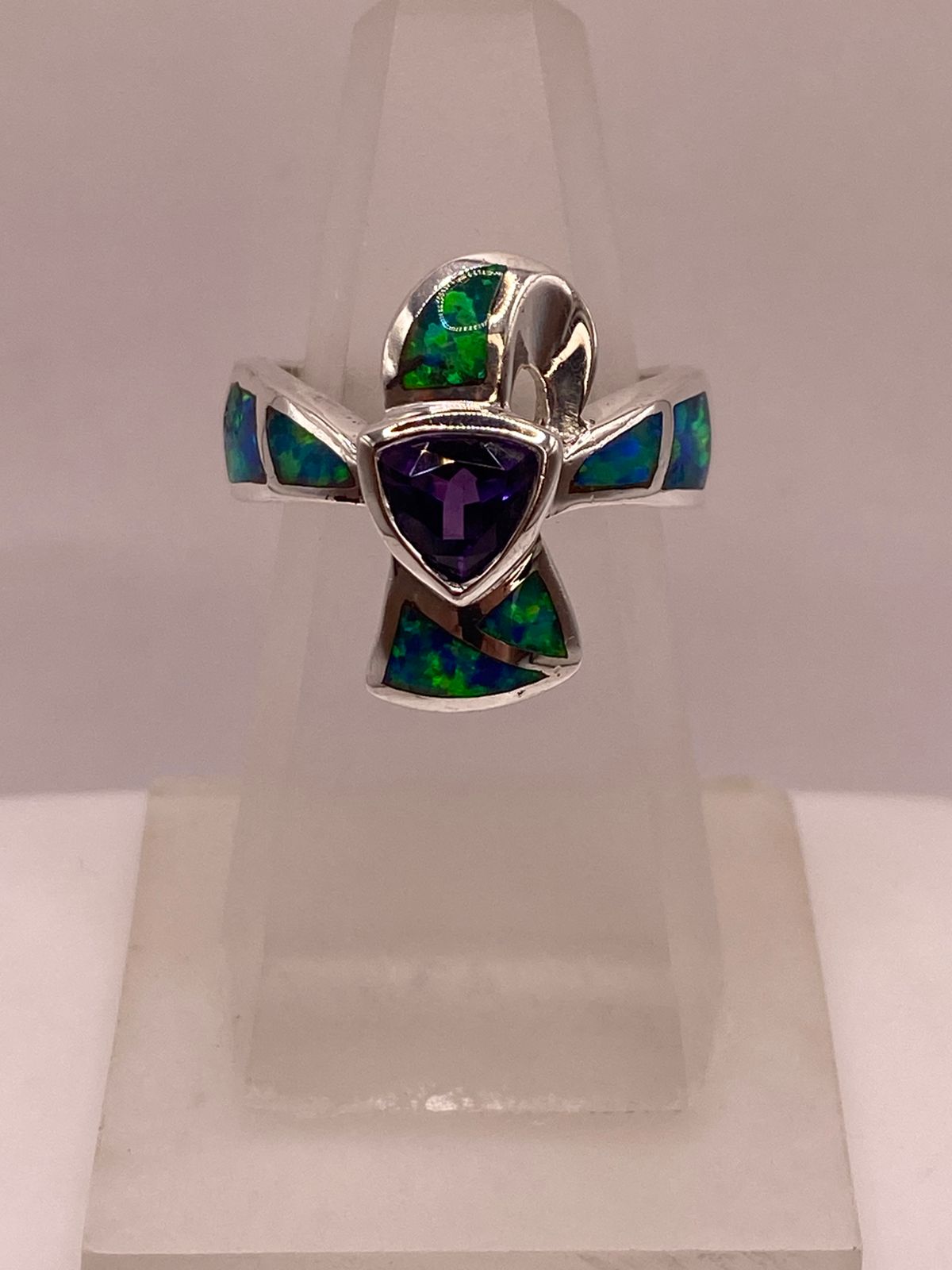 Anillo de Plata Ley 925 con Ópalo y Zirconia Morada Diseño Tipo Cruz Moderna — ángulo diagonal