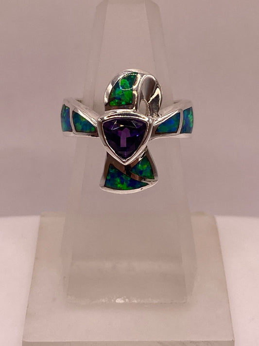 Anillo de Plata Ley 925 con Ópalo y Zirconia Morada Diseño Tipo Cruz Moderna — ángulo diagonal