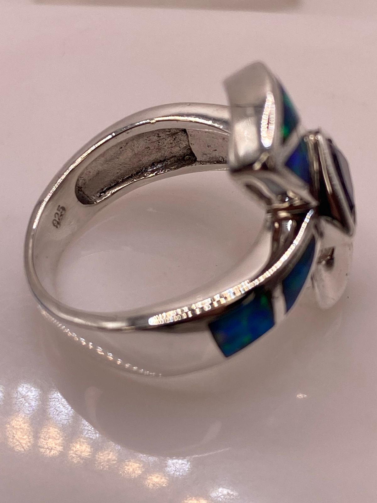 Anillo de Plata Ley 925 con Ópalo y Zirconia Morada Diseño Tipo Cruz Moderna, sello de autenticidad Plata Ley .925