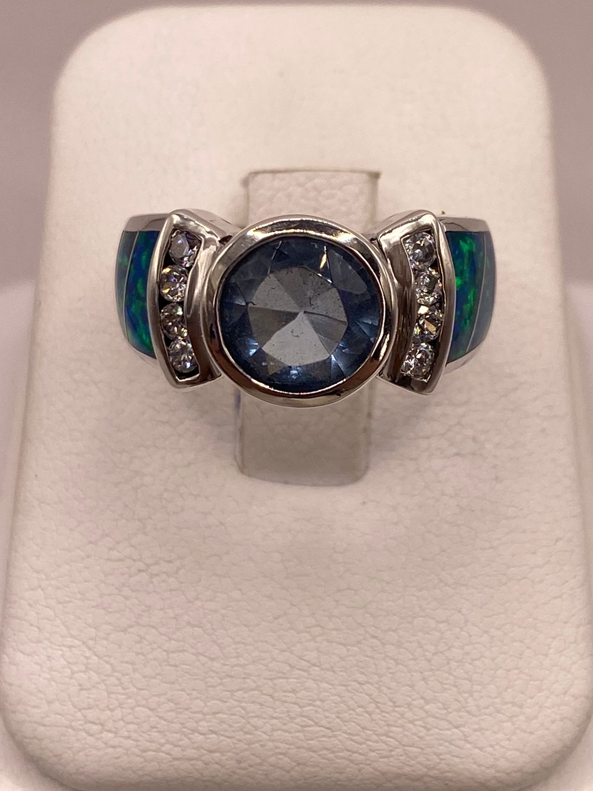 Anillo de Plata Ley 925 con Ópalo Azul, Zirconia y Piedra Central Azul, vista frontal