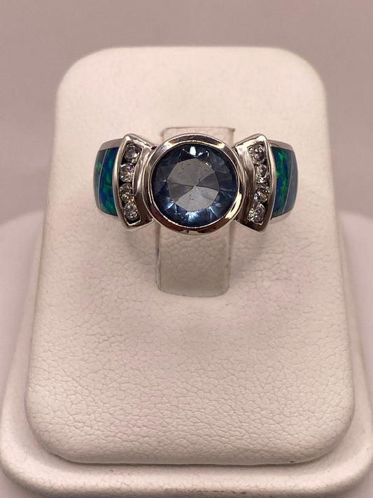 Anillo de Plata Ley 925 con Ópalo Azul, Zirconia y Piedra Central Azul en báscula mostrando peso