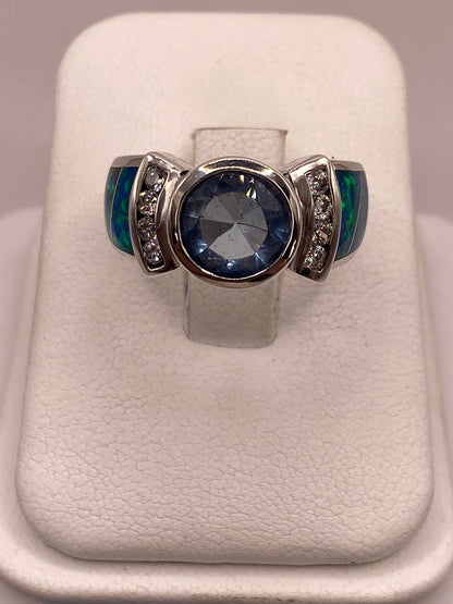Anillo de Plata Ley 925 con Ópalo Azul, Zirconia y Piedra Central Azul, vista de detalle