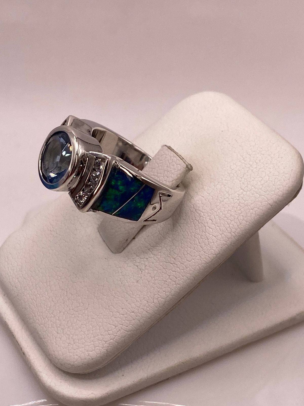 Anillo de Plata Ley 925 con Ópalo Azul, Zirconia y Piedra Central Azul, vista lateral