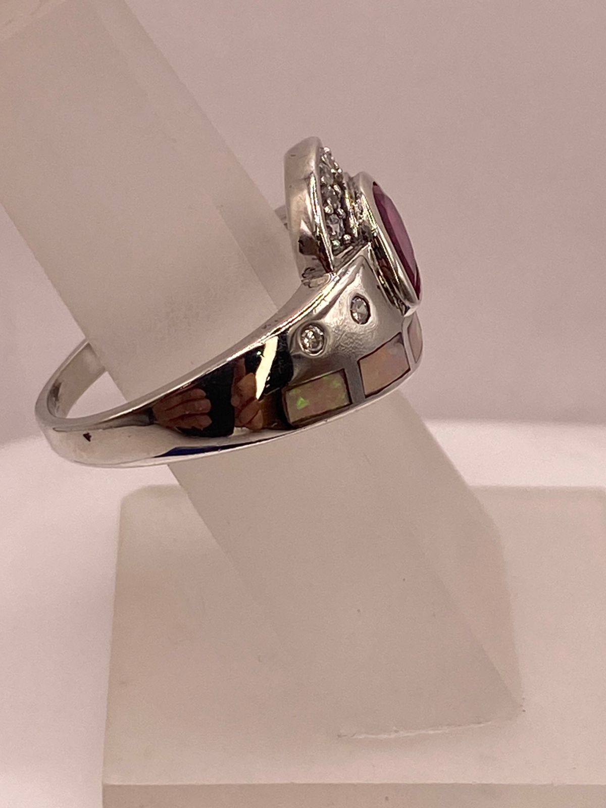 Anillo de Plata Ley 925 con Ópalo de Fuego, Zirconia Fucsia y Detalles de Zirconia, sello de autenticidad Plata Ley .925