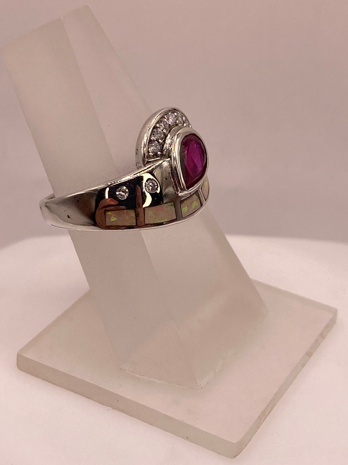 Anillo de Plata Ley 925 con Ópalo de Fuego, Zirconia Fucsia y Detalles de Zirconia, vista de detalle