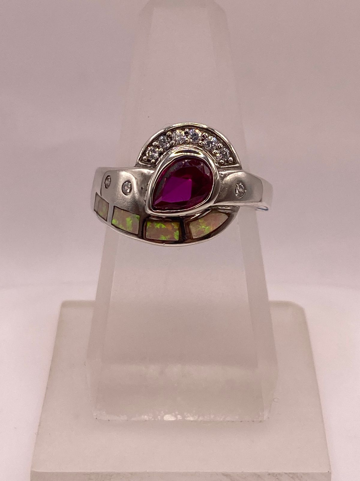 Anillo de Plata Ley 925 con Ópalo de Fuego, Zirconia Fucsia y Detalles de Zirconia — ángulo diagonal