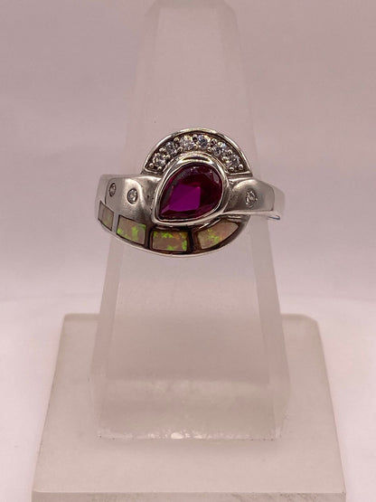 Anillo de Plata Ley 925 con Ópalo de Fuego, Zirconia Fucsia y Detalles de Zirconia — ángulo diagonal