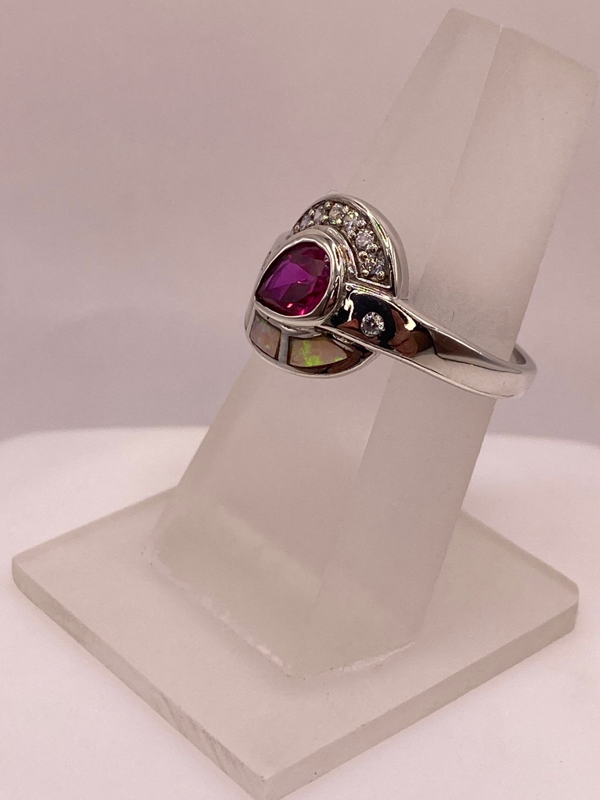 Anillo de Plata Ley 925 con Ópalo de Fuego, Zirconia Fucsia y Detalles de Zirconia, vista frontal