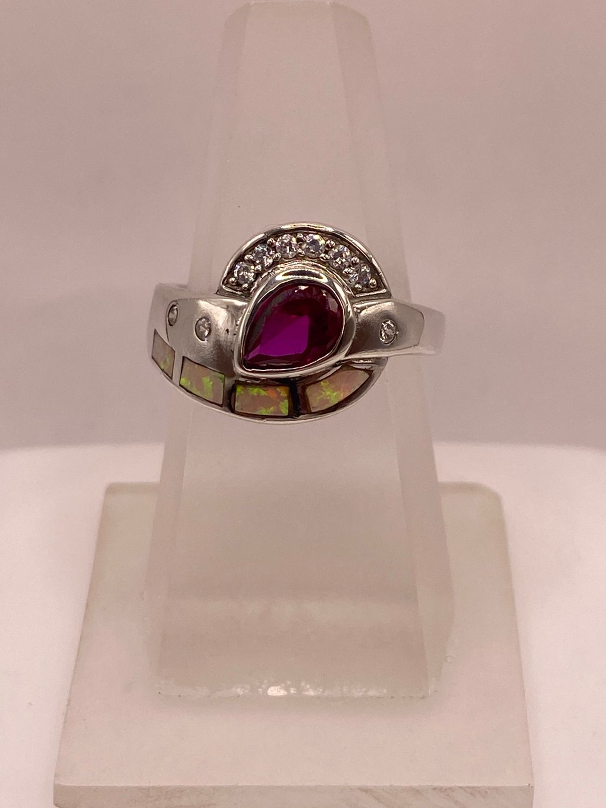 Anillo de Plata Ley 925 con Ópalo de Fuego, Zirconia Fucsia y Detalles de Zirconia, vista lateral