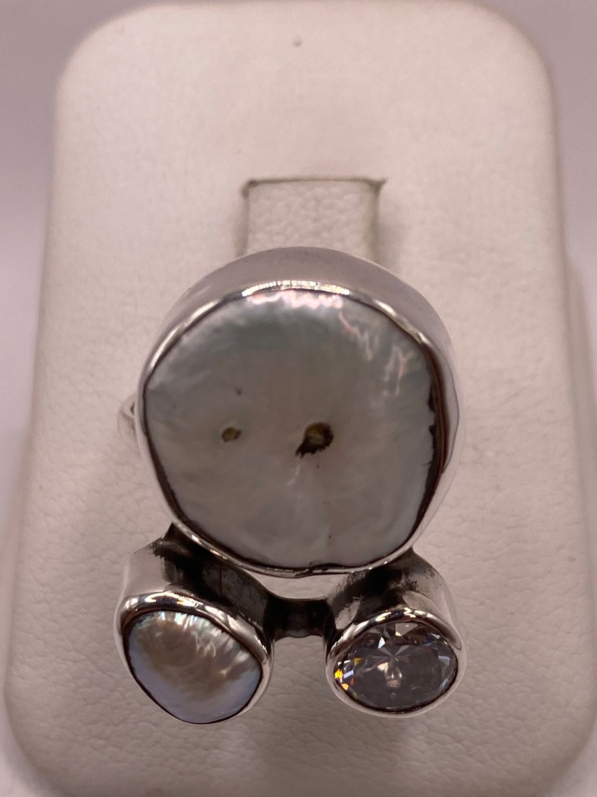 Anillo de Plata Ley 925 con Perla y Zirconia, vista de detalle