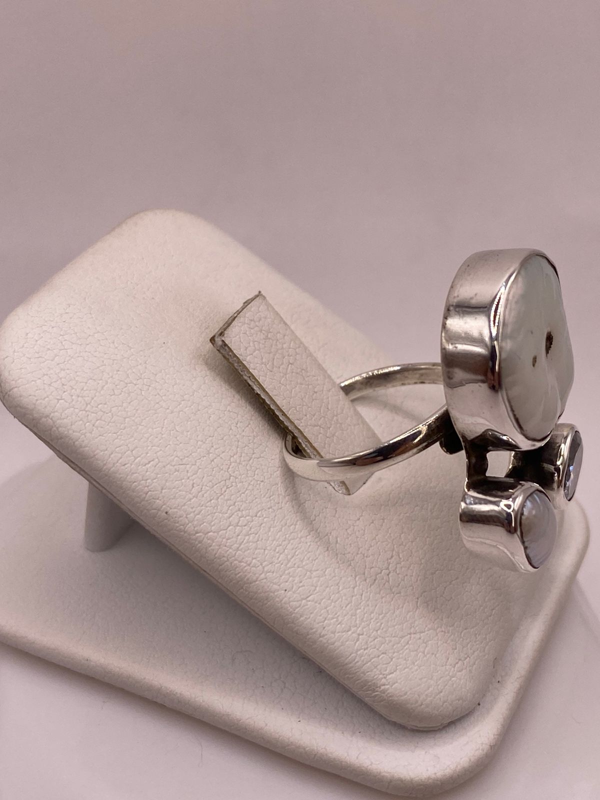 Anillo de Plata Ley 925 con Perla y Zirconia, vista lateral