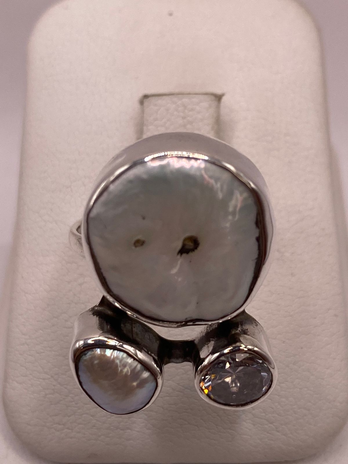 Anillo de Plata Ley 925 con Perla y Zirconia en báscula mostrando peso